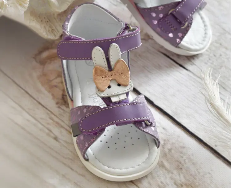 Sandały dla dziewczynki, czyli kolorowe obuwie na lato