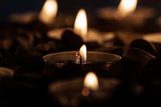 Jak zorganizować pogrzeb świecki, a jak religijny?