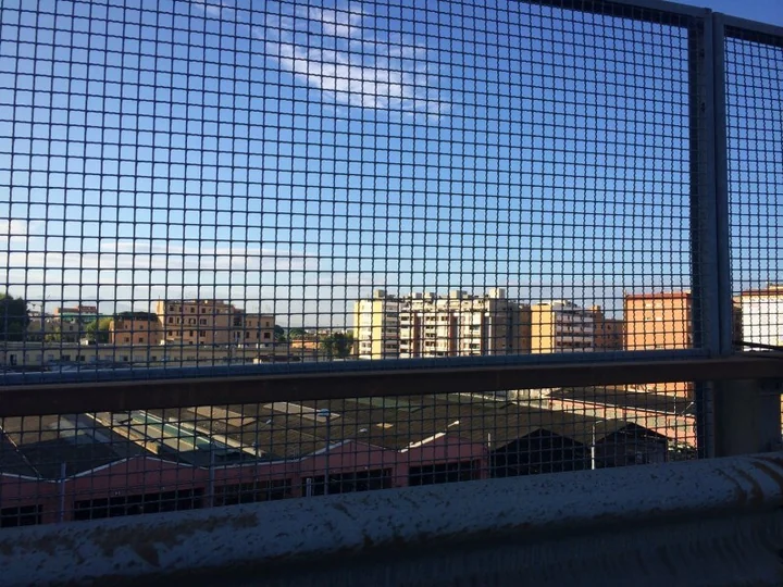 Siatka zabezpieczająca balkon — jak bezpiecznie zabezpieczyć przestrzeń, by uniknąć wypadków?