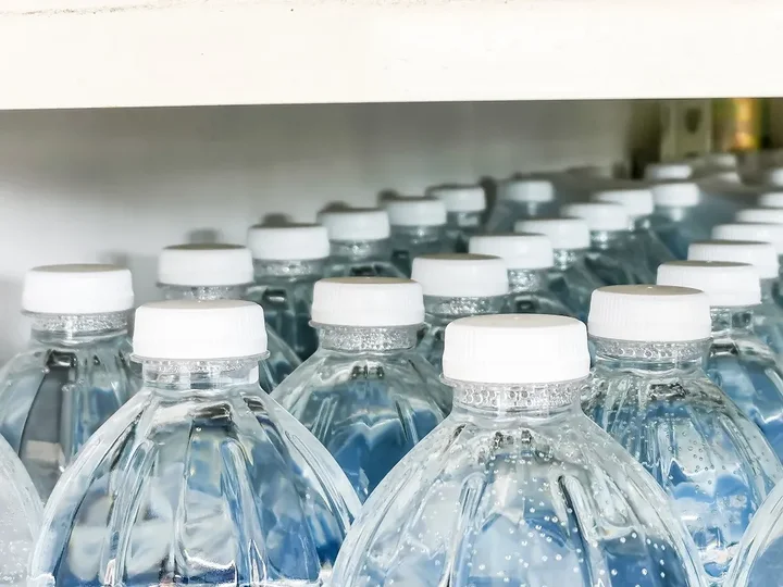 Dlaczego woda w butelkach 1,5 l to opłacalne rozwiązanie w dużych biurach?