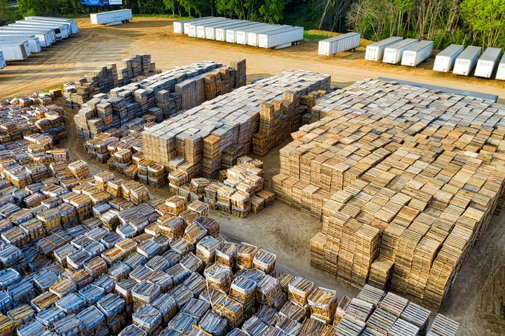 Zastosowanie palet drewnianych w magazynowaniu i transporcie towarów