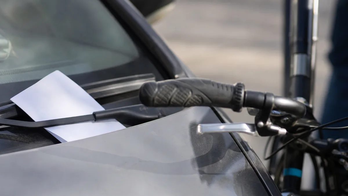 11-latek uszkodził auto. Kartkę z numerem zostawił za wycieraczką