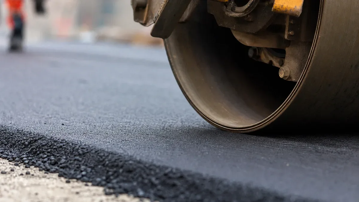 Pierwszy asfalt na ulicy Barona. Inwestycja za 3,4 mln zł wchodzi w nową fazę