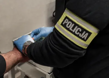 Obraz do artykułu: W kuchennych szafkach zamiast herbaty trzymał narkotyki. 20-latek zatrzymany