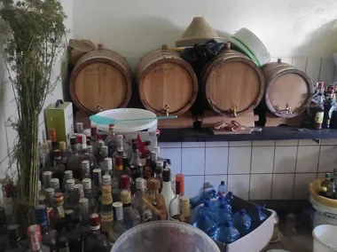 Obraz do artykułu: Ponad 170 litrów alkoholu i aparatura. 66-latek z Opola usłyszał zarzut
