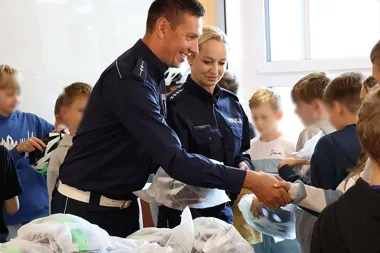 W Oleśnie policjanci przekazali kaski uczniom dwóch szkół
