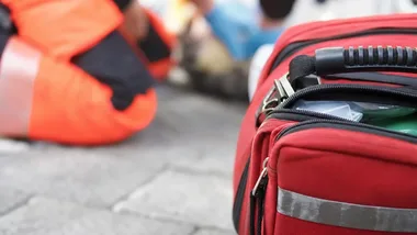 Kobieta straciła krążenie przy dworcu w Opolu. Policjanci ruszyli natychmiast