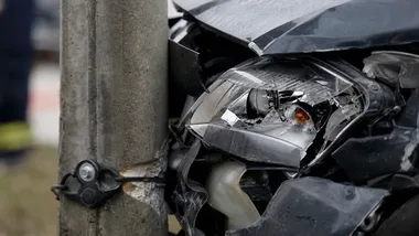 Czterech kierowców zatrzymanych w weekend. Jeden rozbił mercedesa na słupie