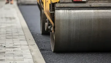 Trzy opolskie ulice z nowymi chodnikami. Na jednej prace już się kończą