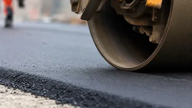 Pierwszy asfalt na ulicy Barona. Inwestycja za 3,4 mln zł wchodzi w nową fazę