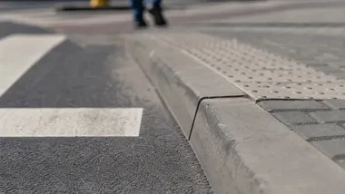300 metrów nowego chodnika przy ulicy Kowalczyków. Jest też jaśniejsze przejście