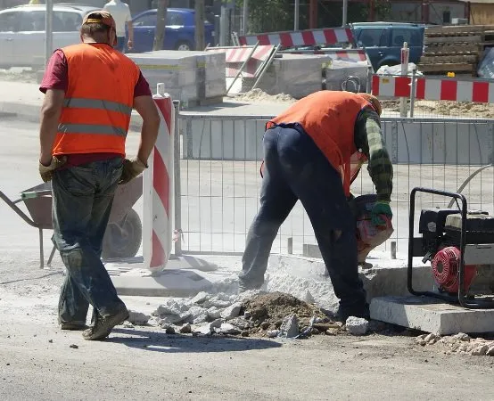 Prace na ulicy Górnej w końcowej fazie: montaż oświetlenia i przejścia dla pieszych