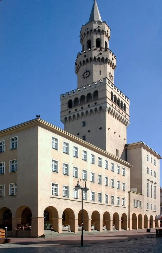 Obrazek przedstawia grafikę promocyjną wydarzenia Wycieczka po Opolu — jednodniowe zwiedzanie najważniejszych atrakcji