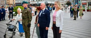 Kwiaty pod pomnikiem w Opolu. Pamięć o ofiarach OUN i UPA
