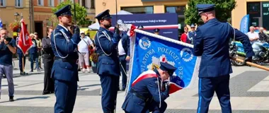Brzescy policjanci z nowym sztandarem. Były też awanse