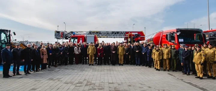 Nowy sprzęt dla straży w Opolu - komendy dostały łodzie i cysternę, miasto koparko-ładowarkę