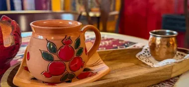 Kawa z miedzianego tygielka i mozaiki ze starej biżuterii