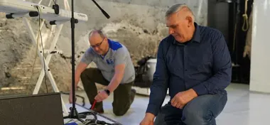 Warsztat Teatru Lalki i Aktora – stolarz i ślusarz, którzy budują scenę