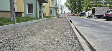 Przy Jankowskiego trwa drugi etap chodnika. Widać już nowe obrzeża