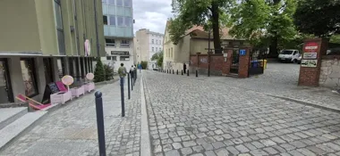Podgórna po remoncie. Chodnik i jezdnia zyskały kamienną nawierzchnię