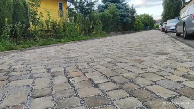 Stara nawierzchnia usunięta. Na Nowowiejskiego odtworzono kamienną kostkę