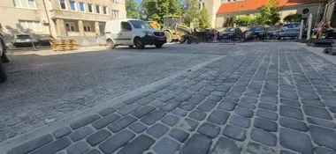 Przy przychodni na Mickiewicza wymieniają nawierzchnię parkingu