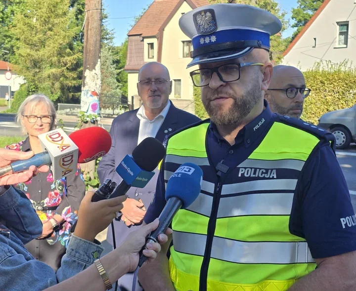 Policjanci ruszają pod szkoły. W Niemodlinie rozdano odblaski