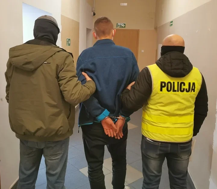 Trzech zatrzymanych po brutalnym pobiciu - butelki i nóż przerwały imprezę