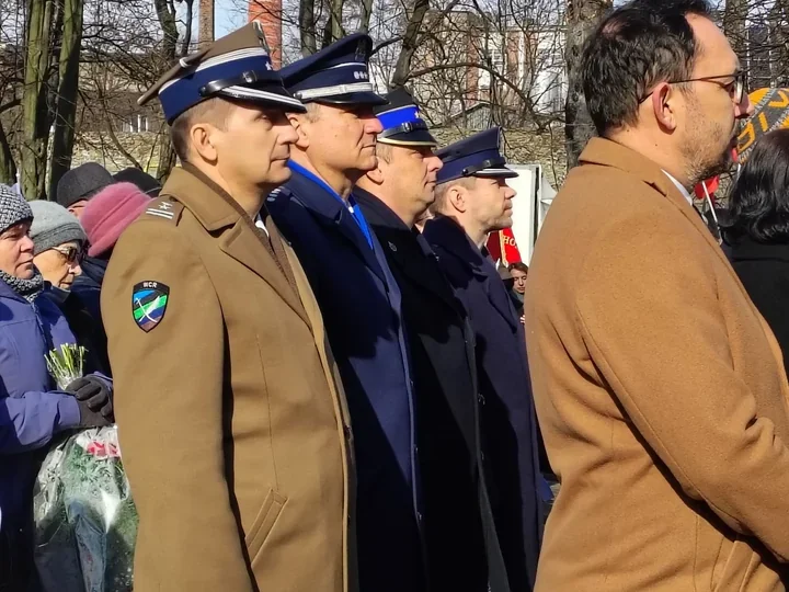 Głubczyccy policjanci czuwali nad odsłonięciem Kolumny Wolności - tłumy i oficjele na uroczystości