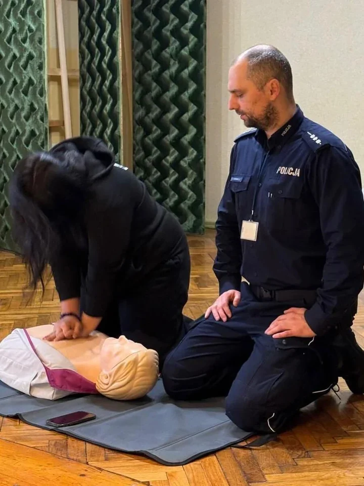 Uczniowie w Kluczborku trenowali resuscytację - praktyka na fantomie zrobiła różnicę