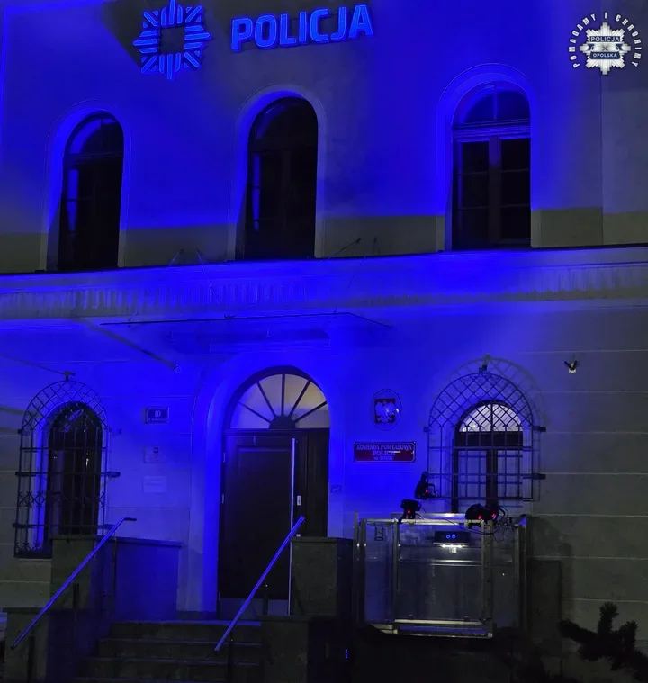 Niebieskie światło w Opolu - hołd poległym policjantom z międzynarodową kampanią