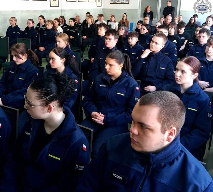 Uczniowie Prószkowa wysłuchali poruszających historii policjantów wiernych przysiędze