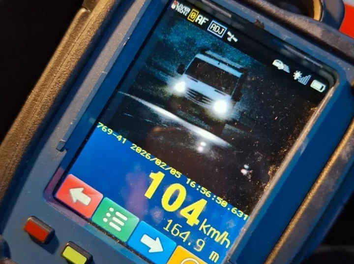 Pędził mercedesem przez wieś ponad 104 km/h - zaspał do pracy