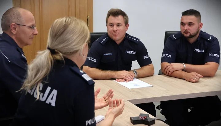 Dym na trzecim piętrze. Dzielnicowi z Głuchołaz uratowali 37-latka