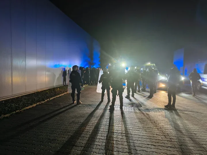 Ujawniono 32 pseudokibiców na parkingu - szybka akcja policji rozbroiła konflikt