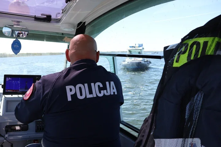 Silny wiatr urwał żagiel na Jeziorze Dużym - policjanci ruszyli na pomoc
