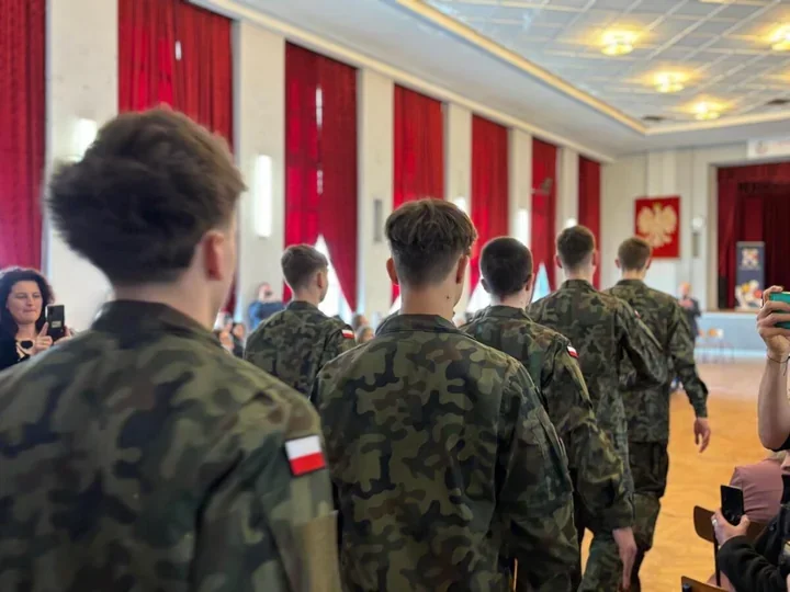 Sekundy powagi w Sławięcicach - uczniowie klas mundurowych z awansami i ślubowaniem