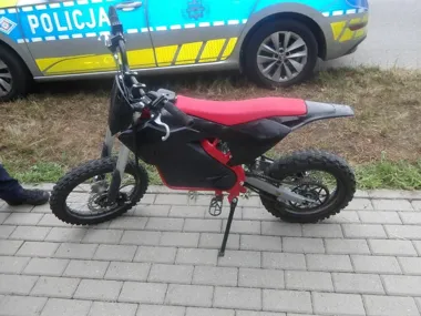 16-latek bez kasku jechał motorowerem na jednym kole. Sąd zajmie się sprawą