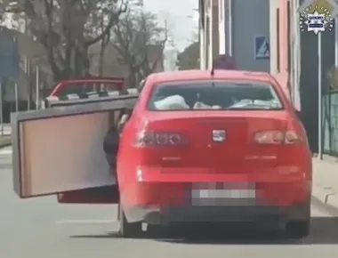 Kanapa wystawała z seata, a drzwi były otwarte. Kierująca dostała mandat