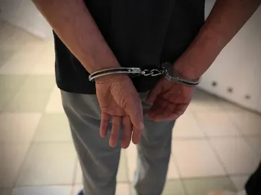 Siekierą niszczył miejskie koziołki. 44-latek zakopywał łup