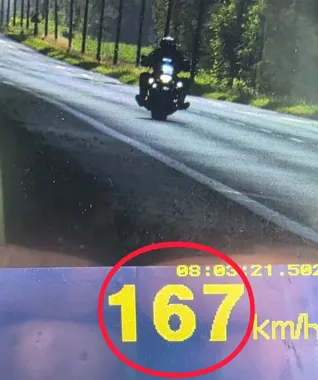 167 km/h na drodze krajowej. Motocyklista stracił prawo jazdy