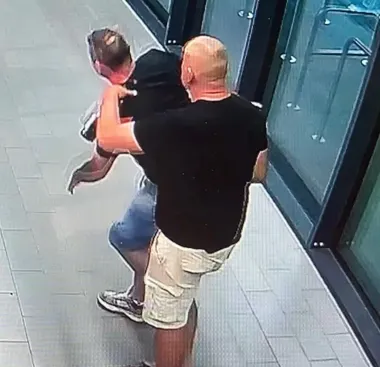 Policjant po służbie zatrzymał złodzieja. Alkohol ukrył za paskiem