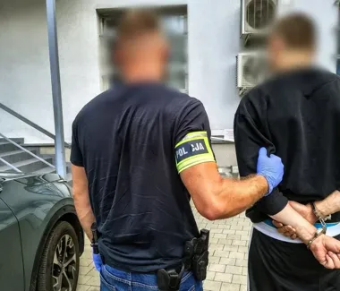 Ukradł kiełbasę i whisky, potem uderzył ekspedientkę. Zatrzymali go we śnie