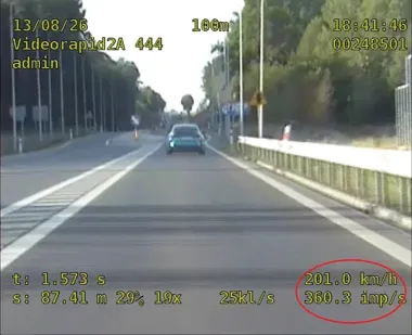 Kierowca BMW pędził 201 km/h przy limicie 70. Policjanci przerwali rajd