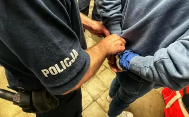 Pobił kobietę w Opolu i zabrał jej ładowarkę. Potem uszkodził auto