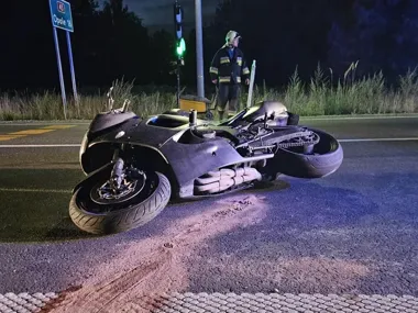 Motocyklista uderzył w znak na DK 45. Miał dożywotni zakaz i był nietrzeźwy