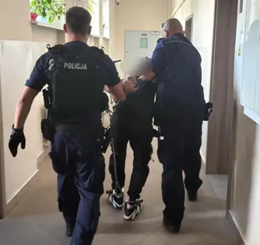 Wyskok przez balkon i celowanie do policjanta. 36-latek zatrzymany