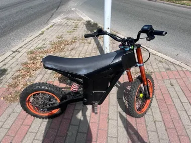 24-latek jechał bez kasku i tablicy. Miał też dwa zakazy