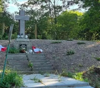 Naklejki z niemieckimi napisami na pomniku. 25-latek zatrzymany