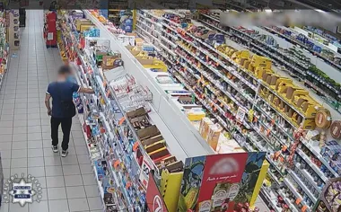 41-latek codziennie wynosił kawę i słodycze ze sklepu - usłyszał zarzut